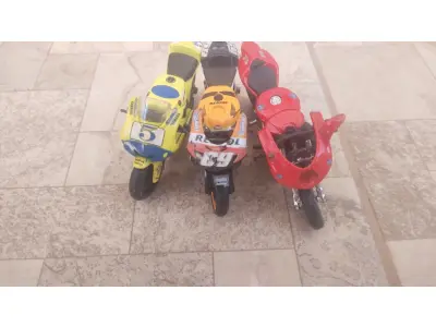 LOTE COM 3 MINIATURAS DE MOTOS DE COLEÇÃO. (NO ESTADO) ATENÇÃO! FAZER A VISITAÇÃO ANTES DE ARREMATAR, NÃO SABEMOS SE FUNCIONA, LEILÃO NÃO TEM GARANTIA E NEM DEVOLUÇÃO, SUJEITO A POSSÍVEIS AVARIAS VISÍVEIS/OCULTAS E/OU AUSÊNCIA DE COMPONENTES. (NO ESTADO) ATENÇÃO! FAZER A VISITAÇÃO ANTES DE ARREMATAR, NÃO SABEMOS SE FUNCIONA, LEILÃO NÃO TEM GARANTIA E NEM DEVOLUÇÃO, SUJEITO A POSSÍVEIS AVARIAS VISÍVEIS/OCULTAS E/OU AUSÊNCIA DE COMPONENTES.