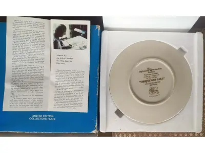 LOTE 317 - 01 PRATO COLECIONÁVEL KERN 1978 O NATAL DE ONTEM "CHRISTMAS CALL" EM PORTUGUES "CHAMADA DE NATAL". EDIÇÃO LIMITADA Nº 829/5000. KERN COLLECTIBLES. FABRICADO NOS EUA. ESTE PRATO SE CHAMA MAKING CHRISTMAS COOKIES. DA SÉRIE CHRISTMAS OF YESTERDAY. NA CAIXA ORIGINAL COM CERTIFICADO "CHRISTMAS CALL" DO ARTISTA MARVIN NYE, ANO 1978, NA CAIXA ORIGINAL, COLEÇÃO KERN,PEÇA COMPRADA EM GARAGEM DE ANTIGUIDADES NOS EUA. SUPORTE PARA PRATO NÃO INCLUÍDO NESTA VENDA.EM EXCELENTE ESTADO, POSSUI A CAIXA ORIGINAL E OS DOCUMENTOS. O SUPORTE DO PRATO NÃO ESTÁ INCLUÍDO. PEÇA COMPRADA EM GARAGEM DE ANTIGUIDADES NOS EUA. SUPORTE PARA PRATO NÃO INCLUÍDO NESTA VENDA. (NO ESTADO) ATENÇÃO! FAZER A VISITAÇÃO ANTES DE ARREMATAR, NÃO SABEMOS SE FUNCIONA, LEILÃO NÃO TEM GARANTIA E NEM DEVOLUÇÃO, SUJEITO A POSSÍVEIS AVARIAS VISÍVEIS/OCULTAS E/OU AUSÊNCIA DE COMPONENTES.