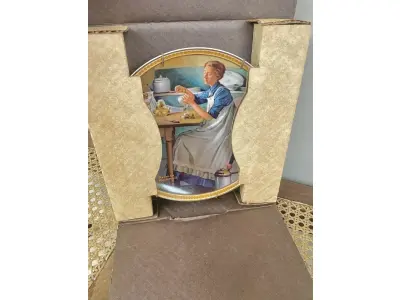 01 PRATO DE COLECIONADOR VINTAGE NORMAN ROCKWELL "WORKING IN THE KITCHEN" "EM PORTUGUES TRABALHANDO NA COZINHA", EDIÇÃO 9 DA COLEÇÃO 'MULHERES REDESCOBERTAS DE ROCKWELL'.A ARTISTA MAIS AMADA DOS ESTADOS UNIDOS APRESENTA UMA SÉRIE INTITULADA "MULHERES REDESCOBERTAS DE ROCKWELL". ESTA É A NONA EDIÇÃO DA SÉRIE “TRABALHANDO NA COZINHA”.PRATO DE NUMERO 1511 B DA EDIÇÃO LIMITADA. EDWIN M, KNOWLES FINE CHINA, NÚMERO BRADEX 84-R70-4.9. COM CERTIFICADO DE AUTENTICIDADE E HISTÓRICO ESCRITO DA IMAGEM DA PLACA INCLUÍDOS. COM DIÂMETRO DE 21 CM CAIXA ORIGINAL. PRATO COM NOTA FISCAL DA ÉPOCA COMPRADO EM 13/09/1983.EM EXCELENTE ESTADO. O SUPORTE DO PRATO NÃO ESTÁ INCLUÍDO. PEÇA COMPRADA EM GARAGEM DE ANTIGUIDADES NOS EUA. SUPORTE PARA PRATO NÃO INCLUÍDO NESTA VENDA. (NO ESTADO) ATENÇÃO! FAZER A VISITAÇÃO ANTES DE ARREMATAR, NÃO SABEMOS SE FUNCIONA, LEILÃO NÃO TEM GARANTIA E NEM DEVOLUÇÃO, SUJEITO A POSSÍVEIS AVARIAS VISÍVEIS/OCULTAS E/OU AUSÊNCIA DE COMPONENTES.