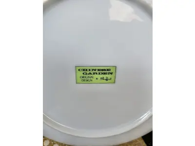 LOTE 171 - 01 RARO PRATO IMPORTADO - "JARDIM CHINÊS" COM PÁSSARO E FLORES - FABRICADO NO JAPÃO NA DÉCADA DE 70. COM 19 CM DE DIÂMETRO, COM DESIGN ORIGINAL DO SHAFFORD JAPAN CHINESE GARDEN TORNANDO ESTE PRATO UMA ÓTIMA OPÇÃO DE PRESENTE OU UM BELO ITEM PARA COLECIONADORES. SUPORTE DO PRATO NÃO ESTÁ INCLUÍDO. ITEM COMPRADO EM GARAGENS DE ANTIGUIDADES NOS EUA. (NO ESTADO) ATENÇÃO! FAZER A VISITAÇÃO ANTES DE ARREMATAR, NÃO SABEMOS SE FUNCIONA, LEILÃO NÃO TEM GARANTIA E NEM DEVOLUÇÃO, SUJEITO A POSSÍVEIS AVARIAS VISÍVEIS/OCULTAS E/OU AUSÊNCIA DE COMPONENTES.