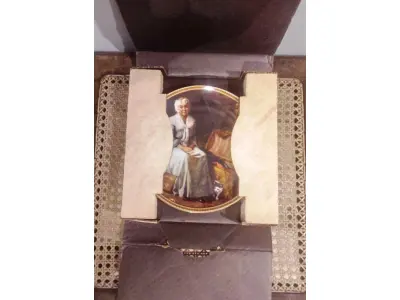 01 PRATO COLECIONÁVEL EMITIDO PELA KNOWLES CHINA.ESTA EDIÇÃO LIMITADA É UM DESIGN DE NORMAN ROCKWELL E É CHAMADA DE "REMINISCING IN THE QUIET" (REMINISCÊNCIAS NO SILÊNCIO).DA "REDISCOVERED WOMEN COLLECTION" DE ROCKWELL. ROCKWELL REALMENTE RETRATOU A SIMPLICIDADE DA VIDA AMERICANA, AQUELES MOMENTOS RICOS QUE TODOS NÓS VALORIZAMOS. O PRATO COM 21,5 CM DE  DIÂMETRO. NUMERADO 14489K.UMA EDIÇÃO LIMITADA, ORIGINAL OX E COA INCLUÍDOS. ÓTIMA COR, ESTILO E CONDIÇÃO. COM CERTIFICADO DE AUTENTICIDADE E OS FOLHETOS ORIGINAL DA ÉPOCA E NOTA DE COMPRA DATA EM, 28/05/1981.ITEM COMPRADO E GARAGENS DE ANTIGUIDADES NOS EUA. SUPORTE PARA PRATO NÃO INCLUÍDO NESTA VENDA. (NO ESTADO) ATENÇÃO! FAZER A VISITAÇÃO ANTES DE ARREMATAR, NÃO SABEMOS SE FUNCIONA, LEILÃO NÃO TEM GARANTIA E NEM DEVOLUÇÃO, SUJEITO A POSSÍVEIS AVARIAS VISÍVEIS/OCULTAS E/OU AUSÊNCIA DE COMPONENTES.