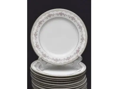LOTE 172 - 15 PRATOS IMPORTADOS DO JAPÃO DE PORCELANA DA CONHECIDA MARCA BEM FAMOSA PELO MUNDO NOTITAKE JAPONESA  PARA SOBREMESA.  DIÂMETRO 21 CM.SUPORTE DO PRATO NÃO ESTÁ INCLUÍDO. (NO ESTADO) ATENÇÃO! FAZER A VISITAÇÃO ANTES DE ARREMATAR, NÃO SABEMOS SE FUNCIONA, LEILÃO NÃO TEM GARANTIA E NEM DEVOLUÇÃO, SUJEITO A POSSÍVEIS AVARIAS VISÍVEIS/OCULTAS E/OU AUSÊNCIA DE COMPONENTES.