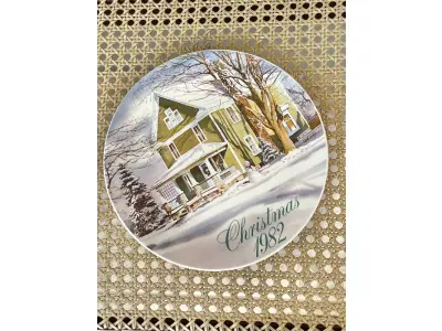 01 LINDO PRATO DE NATAL DA SMUCKER'S COM 21 ,5 FAZIA PARTE DE UMA SÉRIE PARA COLECIONADORES E ERA INCLUÍDO EM UM PACOTE ANUAL DE PRESENTES DE NATAL CONTENDO UMA VARIEDADE DE GELEIAS E COMPOTAS DA SMUCKER'S. DAVID PROJETOU SEU PRIMEIRO PRATO PARA A SMUCKER'S EM 1972, COM OS PRIMEIROS DEZ PRATOS APRESENTANDO CENAS NATALINAS DE TODOS OS LUGARES, INCLUINDO A WILLIAMSBURG COLONIAL, A FILADÉLFIA HISTÓRICA, O VALE DO MISSISSIPPI E ATÉ MESMO A SUÍÇA. NO ENTANTO, A PARTIR DE 1982, A ARTE DE DAVID PARA A SÉRIE DE PRATOS RETRATAVA PRÉDIOS HISTÓRICOS E CENÁRIOS RURAIS DURANTE A TEMPORADA DE FÉRIAS EM TODO O ESTADO DE OHIO, SEDE DA SMUCKER COMPANY. AO LONGO DOS ANOS, MUITOS PRATOS DE NATAL CAPTURARAM A AUTENTICIDADE E O ESPÍRITO NATALINO DA COMUNIDADE DA SMUCKER'S, APRESENTANDO LOCAIS DENTRO E AO REDOR DA CIDADE DE ORRVILLE, SEDE DA EMPRESA, E OUTRAS PARTES DO CONDADO DE WAYNE. APÓS CINQUENTA ANOS, DAVID COMPLETOU ESTA SÉRIE COM UM PRATO FINAL PRODUZIDO EM 2021.  ITEM COMPRADO EM GARAGENS DE ANTIGUIDADES NOS EUA. SUPORTE PARA PRATO NÃO INCLUÍDO NESTA VENDA. (NO ESTADO) ATENÇÃO! FAZER A VISITAÇÃO ANTES DE ARREMATAR, NÃO SABEMOS SE FUNCIONA, LEILÃO NÃO TEM GARANTIA E NEM DEVOLUÇÃO, SUJEITO A POSSÍVEIS AVARIAS VISÍVEIS/OCULTAS E/OU AUSÊNCIA DE COMPONENTES.