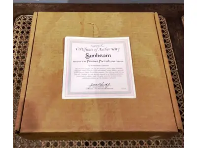 LOTE 298 - 01 RARO PRATO DE PORCELANA SUNBEAM DE COLECIONADOR DE 1986, COM BELO CAMAFEU DE BESSIE PEASE GUTMAN, RETRATO PRECIOSO, ASSINADO E NUMERADO. MEDE APROXIMADAMENTE 21 CM DE DIÂMETRO. O PRATO DA COLEÇÃO HAMILTON, NÚMERO 2115R. ESTE PRATO DE COLECIONADOR VINTAGE SUNBEAM DE 1986 DA COLEÇÃO HAMAMTON É UM ITEM ESSENCIAL PARA QUALQUER COLECIONADOR DE CULTURA AMERICANA. É A PRIMEIRA EDIÇÃO DOS PRECIOUS PORTRAITS E É AUTENTICAMENTE NUMERADA 2115R. ESTE PRATO É FEITO DE PORCELANA DE ALTA QUALIDADE E APRESENTA UMA BELA E VIBRANTE IMAGEM MULTICOLORIDA DE UMA JOVEM, ADICIONANDO UM TOQUE DE ELEGÂNCIA A QUALQUER COLEÇÃO DECORATIVA.POSSUI A CAIXA ORIGINAL CERTIFICADO DE AUTENTICIDADE E OS DOCUMENTOS.O SUPORTE DO PRATO NÃO ESTÁ INCLUÍDO. PEÇA COMPRADA EM GARAGEM DE ANTIGUIDADES NOS EUA. SUPORTE PARA PRATO NÃO INCLUÍDO NESTA VENDA. (NO ESTADO) ATENÇÃO! FAZER A VISITAÇÃO ANTES DE ARREMATAR, NÃO SABEMOS SE FUNCIONA, LEILÃO NÃO TEM GARANTIA E NEM DEVOLUÇÃO, SUJEITO A POSSÍVEIS AVARIAS VISÍVEIS/OCULTAS E/OU AUSÊNCIA DE COMPONENTES.