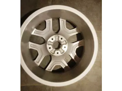 LOTE 403 - 01 RODA  ARO 17 ORIGINAL JEEP RENEGADE SEM USO NOVA. (NO ESTADO) ATENÇÃO! FAZER A VISITAÇÃO ANTES DE ARREMATAR, NÃO SABEMOS SE FUNCIONA, LEILÃO NÃO TEM GARANTIA E NEM DEVOLUÇÃO, SUJEITO A POSSÍVEIS AVARIAS VISÍVEIS/OCULTAS E/OU AUSÊNCIA DE COMPONENTES.