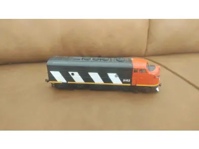 LOTE 136 - 01 LOCOMOTIVA BACHMANN 400508 HO EMD F9 CANADIAN NATIONAL (CN) 9162 ANALOG DC BELA PEÇA E RARA. ITEM COMPRADO EM GARAGENS DE ANTIGUIDADES NOS EUA. (NO ESTADO) ATENÇÃO! FAZER A VISITAÇÃO ANTES DE ARREMATAR, NÃO SABEMOS SE FUNCIONA, LEILÃO NÃO TEM GARANTIA E NEM DEVOLUÇÃO, SUJEITO A POSSÍVEIS AVARIAS VISÍVEIS/OCULTAS E/OU AUSÊNCIA DE COMPONENTES.