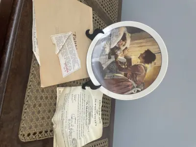 LOTE 306 - 01 RARO PRATO DA PRIMEIRA EDIÇÃO LIMITADA DE NORMAN ROCKWELL KNOWLES MOTHER'S DAY 1976 COLLECTOR PLATE A MOTHER’S LOVE. PRATO DE COLECIONADOR NORMAN ROCKWELL KNOWLES PARA O DIA DAS MÃES DE 1976, "A MOTHER'S LOVE" " EM PORTUGUES AMOR DE MÃE" NÚMERO DO PRATO: 2258-A. COM 21,5 CM DE DIÂMETRO  LANÇADO EM 7 MAIO DE  1976.E LOGO FOI FECHADO A FABRICAÇÃO DA MESMA. EM EXCELENTE ESTADO, POSSUI A CAIXA ORIGINAL E OS DOCUMENTOS. O SUPORTE DO PRATO NÃO ESTÁ INCLUÍDO. PEÇA COMPRADA EM GARAGEM DE ANTIGUIDADES NOS EUA. SUPORTE PARA PRATO NÃO INCLUÍDO NESTA VENDA. (NO ESTADO) ATENÇÃO! FAZER A VISITAÇÃO ANTES DE ARREMATAR, NÃO SABEMOS SE FUNCIONA, LEILÃO NÃO TEM GARANTIA E NEM DEVOLUÇÃO, SUJEITO A POSSÍVEIS AVARIAS VISÍVEIS/OCULTAS E/OU AUSÊNCIA DE COMPONENTES.