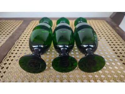 01 LOTE COM BELÍSSIMAS TAÇAS DE PÉ ALTAS PARA VINHO, IMPORTADAS EXECUTADAS LOTE COM 6 TAÇAS NA TONALIDADE VERDE ESMERALDA 10 CM X 6,5 CM.  (NO ESTADO) ATENÇÃO! FAZER A VISITAÇÃO ANTES DE ARREMATAR, NÃO SABEMOS SE FUNCIONA, LEILÃO NÃO TEM GARANTIA E NEM DEVOLUÇÃO, SUJEITO A POSSÍVEIS AVARIAS VISÍVEIS/OCULTAS E/OU AUSÊNCIA DE COMPONENTES.