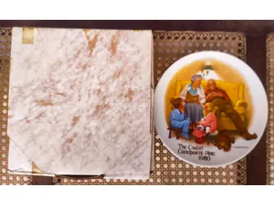 LOTE 321 - 01 PRATO COLECIONÁVEL "THE CSATARI GRANDPARENTS" PRATO DOS AVÓS DE KNOWLES, DE 1980, POR JOSEPH CSATARI.COM 21,5 DE DIAMETRO. É UM PRATO DE EDIÇÃO LIMITADA Nº 373 K. ESTA É A ÚNICA EDIÇÃO DA COLEÇÃO "THE BEDTIME STORY" PINTADA POR: JOSEPH CSATARI. TAMBÉM É ASSINADA NA FRENTE POR JOSEPH CSATARI. FOI CONCLUÍDA EM 1980 POR KNOWLES. O BRADEX Nº: 84-K.41-4.1. KNOWLES FABRICAVA NA EPOCA  MUITOS PRATOS COLECIONÁVEIS ​​E É A MARCA MAIS ANTIGA DA AMÉRICA NA CHINA FINA - DESDE 1854. ESTE LINDO PRATO ESTÁ NA CASA DOS AVÓS TENDO HORA DA HISTÓRIA ENQUANTO O VOVÔ DORME. OS GRÁFICOS E AS CORES SÃO LINDOS - VERMELHO, AMARELO, BRANCO, CINZA, ROSA, BEGE, VERDE, AZUL, MARROM E PRETO, TORNANDO ESTE PRATO COLECIONÁVEL CAPAZ DE CABER EM QUALQUER CÔMODO COM QUALQUER DECORAÇÃO.EM EXCELENTE ESTADO. O SUPORTE DO PRATO NÃO ESTÁ INCLUÍDO. PEÇA COMPRADA EM GARAGEM DE ANTIGUIDADES NOS EUA. SUPORTE PARA PRATO NÃO INCLUÍDO NESTA VENDA. (NO ESTADO) ATENÇÃO! FAZER A VISITAÇÃO ANTES DE ARREMATAR, NÃO SABEMOS SE FUNCIONA, LEILÃO NÃO TEM GARANTIA E NEM DEVOLUÇÃO, SUJEITO A POSSÍVEIS AVARIAS VISÍVEIS/OCULTAS E/OU AUSÊNCIA DE COMPONENTES.