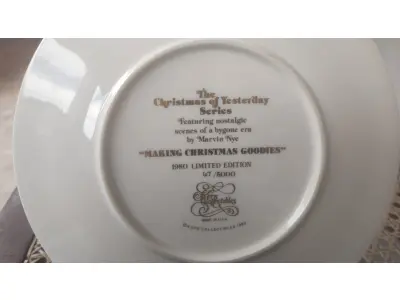 01 PRATO COLECIONÁVEL KERN 1980 O NATAL DE ONTEM "MAKIG CHISTMAS GOODIES" EM PORTUGUES "FAZENDO GULOSEIMAS DE NATAL". EDIÇÃO LIMITADA Nº 67/5000. KERN COLLECTIBLES. FABRICADO NOS EUA. ESTE PRATO SE CHAMA MAKING CHRISTMAS COOKIES. DA SÉRIE CHRISTMAS OF YESTERDAY. NA CAIXA ORIGINAL COM CERTIFICADO "CHRISTMAS CALL" DO ARTISTA MARVIN NYE, ANO 1980, NA CAIXA ORIGINAL, COLEÇÃO KERN,PEÇA COMPRADA EM GARAGEM DE ANTIGUIDADES NOS EUA. SUPORTE PARA PRATO NÃO INCLUÍDO NESTA VENDA. (NO ESTADO) ATENÇÃO! FAZER A VISITAÇÃO ANTES DE ARREMATAR, NÃO SABEMOS SE FUNCIONA, LEILÃO NÃO TEM GARANTIA E NEM DEVOLUÇÃO, SUJEITO A POSSÍVEIS AVARIAS VISÍVEIS/OCULTAS E/OU AUSÊNCIA DE COMPONENTES.