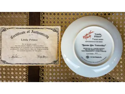 LOTE 145 - 01 PRATO DECORATIVO 'PEQUENO PRÍNCIPE' - POR RUSTY MONEY - SEXTA EDIÇÃO DA SÉRIE "PARECE ONTEM" - PRODUZIDO EM EDIÇÃO LIMITADA POR APENAS DEZ DIAS DE QUEIMA E DEPOIS FECHADO PERMANENTEMENTE - NÚMERO DA PLACA 4119, COM CAIXA ORIGINAL E CERTIFICADO DE AUTENTICIDADE. MEDE 21,5 CM DE DIÂMETRO SUPORTE PARA PRATO NÃO INCLUÍDO NESTA VENDA. (NO ESTADO) ATENÇÃO! FAZER A VISITAÇÃO ANTES DE ARREMATAR, NÃO SABEMOS SE FUNCIONA, LEILÃO NÃO TEM GARANTIA E NEM DEVOLUÇÃO, SUJEITO A POSSÍVEIS AVARIAS VISÍVEIS/OCULTAS E/OU AUSÊNCIA DE COMPONENTES.