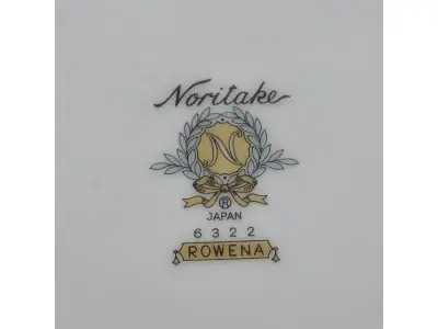 LOTE 160 - 15 PRATOS IMPORTADOS DO JAPÃO DE PORCELANA DA CONHECIDA MARCA BEM FAMOSA PELO MUNDO NOTITAKE JAPONESA  PARA SOBREMESA.  DIÂMETRO 21 CM.SUPORTE PARA PRATO NÃO INCLUÍDO NESTA VENDA.