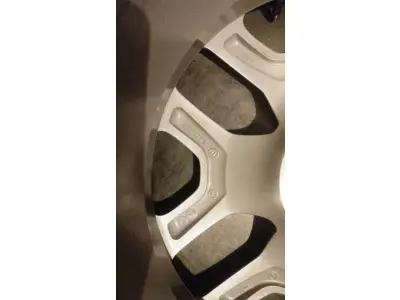 LOTE 403 - 01 RODA  ARO 17 ORIGINAL JEEP RENEGADE SEM USO NOVA. (NO ESTADO) ATENÇÃO! FAZER A VISITAÇÃO ANTES DE ARREMATAR, NÃO SABEMOS SE FUNCIONA, LEILÃO NÃO TEM GARANTIA E NEM DEVOLUÇÃO, SUJEITO A POSSÍVEIS AVARIAS VISÍVEIS/OCULTAS E/OU AUSÊNCIA DE COMPONENTES.