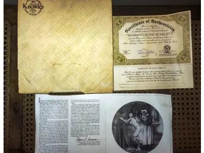 LOTE 296 - 01 PRATO O VENTO LEVOU  MAMMY LACING SCARLETT LINDO PRATO DE PORCELANA. ESTE É MAMMY LACING SCARLETT. ARTISTA RAYMOND KURSAR. ASSINADO NA FRENTE. QUINTA EDIÇÃO DE E O VENTO LEVOU 1982 EDWIN M KNOWLES. AUTORIZADO PELA MGM - EDIÇÃO LIMITADA. SELZNICK. PRATO BRADEX #84-K41-3.5. TODAS AS INFORMAÇÕES NO VERSO DO PRATO. TEM TODA A PAPELADA E CAIXA ORIGINAL. A CAIXA ORIGINAL ESTÁ EM BOAS CONDIÇÕES. PRATO EM PERFEITAS CONDIÇÕES. VIVIAN LEIGH E HATTIE MCDANIEL. MAMMY ESTÁ PREPARANDO SCARLETT PARA O GRANDE CHURRASCO DE 12 OAKS. LINDO QUARTO AZUL COM LUXUOSOS DETALHES DOURADOS. SCARLETT EM SEU ESPARTILHO. ESTE PRATO DE EDIÇÃO LIMITADA ESTÁ EM EXCELENTES CONDIÇÕES NA EMBALAGEM ORIGINAL E FOLHETO SERIA UMA ADIÇÃO FABULOSA À SUA COLEÇÃO. ESTES PRATOS SÃO EXTREMAMENTE COLECIONÁVEIS E NÃO SÃO MAIS FABRICADOS, O QUE OS TORNA UM BEM REALMENTE VALIOSO. VÊM COM UM CERTIFICADO DE AUTENTICIDADE E UM NÚMERO ÚNICO LIMITADO REGISTRADO PELO FABRICANTE.PEÇA COMPRADA EM GARAGEM DE ANTIGUIDADES NOS EUA. SUPORTE PARA PRATO NÃO INCLUÍDO NESTA VENDA.  (NO ESTADO) ATENÇÃO! FAZER A VISITAÇÃO ANTES DE ARREMATAR, NÃO SABEMOS SE FUNCIONA, LEILÃO NÃO TEM GARANTIA E NEM DEVOLUÇÃO, SUJEITO A POSSÍVEIS AVARIAS VISÍVEIS/OCULTAS E/OU AUSÊNCIA DE COMPONENTES.