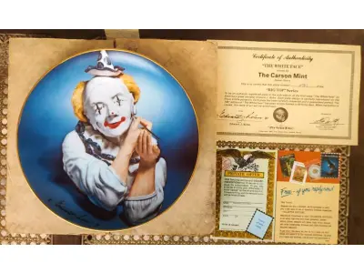 01 PRATO DE EDWARD J. ROHN CASA DA MOEDA DE CARSON "WHITE-FALDED CLOWN" DA CARSON MINT. PRIMEIRO PRATO DA SÉRIE "BIG TOP", EM PORTUGUES "A ROSTO BRANCO".1981, COM DIÂMETRO DE 21,5 CM, PERFEITO, COM CAIXA ORIGINAL E CERTIFICADO DE AUTENTICIDADE VENDAS DESSE PRATO DOI DE APENAS 60 DIAS NOS EUA E LOGO EM SEGUIDA FECHADA AS VENAS ITEM RARO.PEÇA COMPRADA EM GARAGEM DE ANTIGUIDADES NOS EUA. “SUPORTE PARA PRATO NÃO INCLUÍDO NESTA VENDA.” . (NO ESTADO) ATENÇÃO! FAZER A VISITAÇÃO ANTES DE ARREMATAR, NÃO SABEMOS SE FUNCIONA, LEILÃO NÃO TEM GARANTIA E NEM DEVOLUÇÃO, SUJEITO A POSSÍVEIS AVARIAS VISÍVEIS/OCULTAS E/OU AUSÊNCIA DE COMPONENTES.