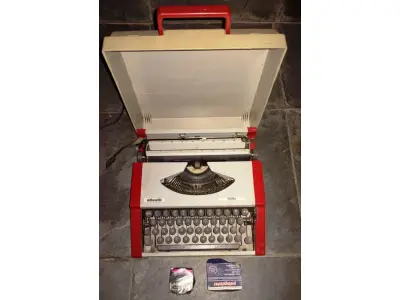 LOTE 432 - 01 MÁQUINA DE ESCREVER ANTIGA OLIVETT  TROPICAL. (NO ESTADO) ATENÇÃO! FAZER A VISITAÇÃO ANTES DE ARREMATAR, NÃO SABEMOS SE FUNCIONA, LEILÃO NÃO TEM GARANTIA E NEM DEVOLUÇÃO, SUJEITO A POSSÍVEIS AVARIAS VISÍVEIS/OCULTAS E/OU AUSÊNCIA DE COMPONENTES.