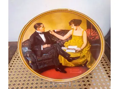 LOTE 323 - 01 LINDO PRATO VINTAGE NORMAN ROCKWELL,NORMAN ROCKWELL, "FLIRTING IN THE PARLOUR" MULHERES REDESCOBERTAS,POR NORMAN ROCKWELL,OITAVA EDIÇÃO DA COLEÇÃO REDISCOVERED WOMEN DA ROCKWELL, 1983 NA CAIXA ORIGINAL COM CERTIFICADO DE AUTENTICIDADE,FOLHETOS E DOCUMENTOS DA ÉPOCA. NÚMERO DO PRATO 1443I DE EDWIN KNOWLES NÚMERO BREITAX 84- R70 4-8. COM 21,5 CM DE DIÂMETRO, COMPRADO E, 23/07/1983. O SUPORTE DO PRATO NÃO ESTÁ INCLUÍDO. PEÇA COMPRADA EM GARAGEM DE ANTIGUIDADES NOS EUA. COM CAIXA E CERTIFICADO DE AUTENTICIDADE ORIGINAL. SUPORTE PARA PRATO NÃO INCLUÍDO NESTA VENDA. (NO ESTADO) ATENÇÃO! FAZER A VISITAÇÃO ANTES DE ARREMATAR, NÃO SABEMOS SE FUNCIONA, LEILÃO NÃO TEM GARANTIA E NEM DEVOLUÇÃO, SUJEITO A POSSÍVEIS AVARIAS VISÍVEIS/OCULTAS E/OU AUSÊNCIA DE COMPONENTES.