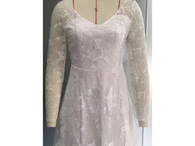 LOTE 119 - 01 VESTIDO DE FESTA DE MANGA LONGA PERSPECTIVA DE COR SÓLIDA CIVIL BRANCO. (NO ESTADO) ATENÇÃO! FAZER A VISITAÇÃO ANTES DE ARREMATAR, NÃO SABEMOS SE FUNCIONA, LEILÃO NÃO TEM GARANTIA E NEM DEVOLUÇÃO, SUJEITO A POSSÍVEIS AVARIAS VISÍVEIS/OCULTAS E/OU AUSÊNCIA DE COMPONENTES.