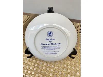 LOTE 175 - 01 PRATO DE COLECIONADOR INTITULADO "HORA DE DORMIR" É INSPIRADO NA OBRA DE NORMAN ROCKWELL E FAZ PARTE DA MARCA MUSEUM COLLECTIONS INC. APRESENTA UM DESIGN CHARMOSO QUE RETRATA A ROTINA DA HORA DE DORMIR DE UMA CRIANÇA, COM UM TOQUE VINTAGE QUE O TORNA PERFEITO PARA TODAS AS OCASIÕES. O PRATO TEM 16 CM DE DIÂMETRO. ESTE ITEM FOI FABRICADO NO JAPÃO DURANTE A DÉCADA DE 1980 E É UM ÓTIMO COMPLEMENTO PARA QUALQUER COLEÇÃO DE ITENS DECORATIVOS COLECIONÁVEIS. O TEMA DO PRATO É A HORA DE DORMIR, E É PERFEITO PARA QUEM APRECIA A CULTURA AMERICANA E ITENS VINTAGE. SUPORTE DO PRATO NÃO ESTÁ INCLUÍDO. ITEM COMPRADO EM GARAGENS DE ANTIGUIDADES NOS EUA. (NO ESTADO) ATENÇÃO! FAZER A VISITAÇÃO ANTES DE ARREMATAR, NÃO SABEMOS SE FUNCIONA, LEILÃO NÃO TEM GARANTIA E NEM DEVOLUÇÃO, SUJEITO A POSSÍVEIS AVARIAS VISÍVEIS/OCULTAS E/OU AUSÊNCIA DE COMPONENTES.