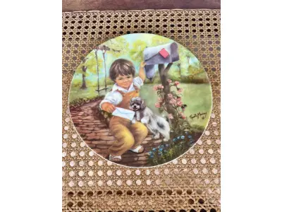 LOTE 278 - 01 PRATO DE COLECIONADOR SÉRIE PARECE QUE FOI ONTEM PLACA DE COLECIONADOR B0Y RUSTY MONEY APRESENTA UMA CENA COMOVENTE DE UM MENINO E SEU CACHORRO, COM O TEMA DE CORREIO, DA SÉRIE "IT'S GOT MY NAME ON IT" "EM PORTUGUES TEM MEU NOME NELE" DA RUSTY MONEY, 4ª EDIÇÃO. E FOI FABRICADO ENTRE 1980 E 1989. É PERFEITO PARA COLECIONADORES DE ITENS DECORATIVOS AMERICANOS, ESPECIALMENTE PARA AQUELES INTERESSADOS EM PRATOS DE COLECIONADOR. EMITIDO PELA RJ ERNST ENTERPRISES. ACOMPANHA O CERTIFICADO DE AUTENTICIDADE NA CAIXA ORIGINAL. COM 22 CM DE DIÂMETRO.PEÇA COMPRADA EM GARAGEM DE ANTIGUIDADES NOS EUA. SUPORTE PARA PRATO NÃO INCLUÍDO NESTA VENDA. (NO ESTADO) ATENÇÃO! FAZER A VISITAÇÃO ANTES DE ARREMATAR, NÃO SABEMOS SE FUNCIONA, LEILÃO NÃO TEM GARANTIA E NEM DEVOLUÇÃO, SUJEITO A POSSÍVEIS AVARIAS VISÍVEIS/OCULTAS E/OU AUSÊNCIA DE COMPONENTES.