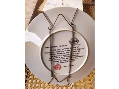 01 PRATO NORMAN VINTAGE DE COLECIONADOR DA KNOWLES. COM NOTA DE COMPRA DATADA EM 03/11/1982,COM CETIFITICADO DE AUTENTICIDADE,CAIXA E FOLHETO ORIGINAL. INTITULA-SE "NATAL E É BASEADA NA OBRA "NATAL COURTSHIP", DE NORMAN ROCKWELL. APRESENTA UM CASAL PATINANDO EM UM LAGO CONGELADO À MODA ANTIGA. ESTA PLACA MEDE APROXIMADAMENTE 21 CM DE DIÂMETRO.OBRA INSPIRADA  PELA OLDES EM 1854 KNOWLES M. VIRCÍNIA,EUA EM PORCELANA FINA 1982 PRATO DE NUMERO 166096 A ÚNICA EDIÇÃO LIMITADA DE "CHRISTMAS COURTSHIP", FECHADA EM 1920 POR ERMAN ROCKWELL E CERTIFICADA PELA ROCKWELL SOCIETY CAMERICA. A NONA DE UMA SÉRIE ANUAL. EDIÇÃO LIMITADA PERMANENTEMENTE FECHADA POR EDWIN M. KNOWLES EM 28 DE DEZEMBRO DE 1982. CIDADE O 500 OFICIAL CORPORATIVO BRADEX Nº 84-270-19. RESULTADOS PARA AS OLDES 1854 KNOWLES M.PEÇA COMPRADA EM GARAGEM DE ANTIGUIDADES NOS EUA. SUPORTE PARA PRATO NÃO INCLUÍDO NESTA VENDA." . (NO ESTADO) ATENÇÃO! FAZER A VISITAÇÃO ANTES DE ARREMATAR, NÃO SABEMOS SE FUNCIONA, LEILÃO NÃO TEM GARANTIA E NEM DEVOLUÇÃO, SUJEITO A POSSÍVEIS AVARIAS VISÍVEIS/OCULTAS E/OU AUSÊNCIA DE COMPONENTES.