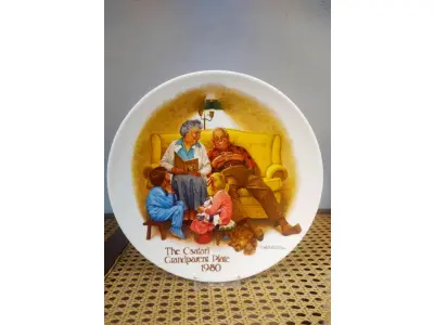 LOTE 321 - 01 PRATO COLECIONÁVEL "THE CSATARI GRANDPARENTS" PRATO DOS AVÓS DE KNOWLES, DE 1980, POR JOSEPH CSATARI.COM 21,5 DE DIAMETRO. É UM PRATO DE EDIÇÃO LIMITADA Nº 373 K. ESTA É A ÚNICA EDIÇÃO DA COLEÇÃO "THE BEDTIME STORY" PINTADA POR: JOSEPH CSATARI. TAMBÉM É ASSINADA NA FRENTE POR JOSEPH CSATARI. FOI CONCLUÍDA EM 1980 POR KNOWLES. O BRADEX Nº: 84-K.41-4.1. KNOWLES FABRICAVA NA EPOCA  MUITOS PRATOS COLECIONÁVEIS ​​E É A MARCA MAIS ANTIGA DA AMÉRICA NA CHINA FINA - DESDE 1854. ESTE LINDO PRATO ESTÁ NA CASA DOS AVÓS TENDO HORA DA HISTÓRIA ENQUANTO O VOVÔ DORME. OS GRÁFICOS E AS CORES SÃO LINDOS - VERMELHO, AMARELO, BRANCO, CINZA, ROSA, BEGE, VERDE, AZUL, MARROM E PRETO, TORNANDO ESTE PRATO COLECIONÁVEL CAPAZ DE CABER EM QUALQUER CÔMODO COM QUALQUER DECORAÇÃO.EM EXCELENTE ESTADO. O SUPORTE DO PRATO NÃO ESTÁ INCLUÍDO. PEÇA COMPRADA EM GARAGEM DE ANTIGUIDADES NOS EUA. SUPORTE PARA PRATO NÃO INCLUÍDO NESTA VENDA. (NO ESTADO) ATENÇÃO! FAZER A VISITAÇÃO ANTES DE ARREMATAR, NÃO SABEMOS SE FUNCIONA, LEILÃO NÃO TEM GARANTIA E NEM DEVOLUÇÃO, SUJEITO A POSSÍVEIS AVARIAS VISÍVEIS/OCULTAS E/OU AUSÊNCIA DE COMPONENTES.