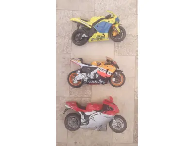LOTE 182 - LOTE COM 3 MINIATURAS DE MOTOS DE COLEÇÃO. (NO ESTADO) ATENÇÃO! FAZER A VISITAÇÃO ANTES DE ARREMATAR, NÃO SABEMOS SE FUNCIONA, LEILÃO NÃO TEM GARANTIA E NEM DEVOLUÇÃO, SUJEITO A POSSÍVEIS AVARIAS VISÍVEIS/OCULTAS E/OU AUSÊNCIA DE COMPONENTES. (NO ESTADO) ATENÇÃO! FAZER A VISITAÇÃO ANTES DE ARREMATAR, NÃO SABEMOS SE FUNCIONA, LEILÃO NÃO TEM GARANTIA E NEM DEVOLUÇÃO, SUJEITO A POSSÍVEIS AVARIAS VISÍVEIS/OCULTAS E/OU AUSÊNCIA DE COMPONENTES.