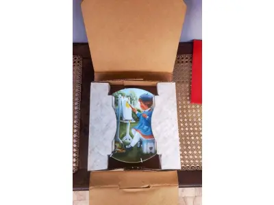 LOTE 325 - 01 PRATO DE COLECIONADOR SÉRIE PARECE QUE FOI ONTEM "SEEMS LIKE YESTERDAY" "EM PORTUGUES PARECE QUE FOI ONTEM" "MY MAGIC HAT" MEU CHAPÉU MÁGICO" PRODUZIDA EM EDIÇÃO LIMITADA POR APENAS 10 DIAS DE DISTRIBUIÇÃO E LOGO FECHADO PARA SEMPRE. PRATO DE NUMERO 6537 .PLACA DE COLECIONADOR B0Y RUSTY MONEY ESSA PEÇA FOI AUTOGRAFADA À MÃO PELO ARTISTA NA EPOCA DE LANÇAMENTO DOS PRATOS NOS EUA EM 30/03/1983. APRESENTA UMA CENA IT"" DA RUSTY MONEY, 3ª EDIÇÃO. E FOI FABRICADO ENTRE 1980 E 1989. É PERFEITO PARA COLECIONADORES DE ITENS DECORATIVOS AMERICANOS, ESPECIALMENTE PARA AQUELES INTERESSADOS EM PRATOS DE COLECIONADOR. EMITIDO PELA RJ ERNST ENTERPRISES. ACOMPANHA O CERTIFICADO DE AUTENTICIDADE NA CAIXA ORIGINAL. COM 22 CM DE DIÂMETRO. PEÇA COMPRADA EM GARAGEM DE ANTIGUIDADES NOS EUA. “SUPORTE PARA PRATO NÃO INCLUÍDO NESTA VENDA.” . (NO ESTADO) ATENÇÃO! FAZER A VISITAÇÃO ANTES DE ARREMATAR, NÃO SABEMOS SE FUNCIONA, LEILÃO NÃO TEM GARANTIA E NEM DEVOLUÇÃO, SUJEITO A POSSÍVEIS AVARIAS VISÍVEIS/OCULTAS E/OU AUSÊNCIA DE COMPONENTES.