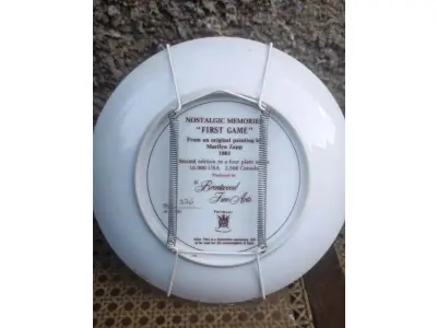 LOTE 289 - 01 PRATO DE COLECIONADOR "FAIRMONT PORCELAIN FIRST GAME" DE MARILYN ZAPP, VINTAGE DE 1983, "NOSTALGIC MEMORIES" SEGUNDA EDIÇÃO EDIÇÃO LIMITADA: 12.500 UNIDADES LANÇADAS APENAS 10.000 NOS EUA E 2,500 NO CANADA PELA EMPRESA BRENTWOOD FINE ARTS NA DÉCADA DE 80. PRATO DE NUMERO 226.EM EXCELENTE ESTADO, POSSUI A CAIXA ORIGINAL, DOCUMENTO. O SUPORTE DO PRATO NÃO ESTÁ INCLUÍDO. PEÇA COMPRADA EM GARAGEM DE ANTIGUIDADES NOS EUA. (NO ESTADO) ATENÇÃO! FAZER A VISITAÇÃO ANTES DE ARREMATAR, NÃO SABEMOS SE FUNCIONA, LEILÃO NÃO TEM GARANTIA E NEM DEVOLUÇÃO, SUJEITO A POSSÍVEIS AVARIAS VISÍVEIS/OCULTAS E/OU AUSÊNCIA DE COMPONENTES. 