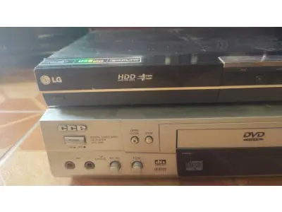 LOTE 413 - 01 HDD/DVD RECORDER LG RH397H FUNCIONANDO PERFEITAMENTE MAIS DVD CCE. (NO ESTADO) ATENÇÃO! FAZER A VISITAÇÃO ANTES DE ARREMATAR, NÃO SABEMOS SE FUNCIONA, LEILÃO NÃO TEM GARANTIA E NEM DEVOLUÇÃO, SUJEITO A POSSÍVEIS AVARIAS VISÍVEIS/OCULTAS E/OU AUSÊNCIA DE COMPONENTES.