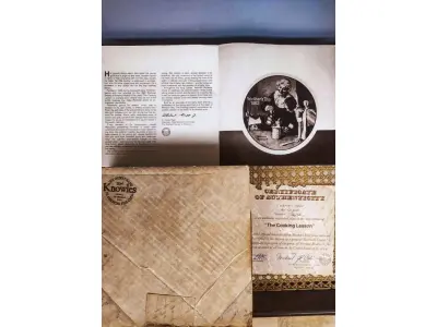 LOTE 179 - 01 PRATO DE NORMAN ROCKWELL PARA O DIA DAS MÃES DE 1982, "THE COOKING LESSON", DA PORCELANA FINA KNOWLES. O NÚMERO DO PRATO É 13025N , DA PRIMEIRA EDIÇÃO LIMITADA. O SÉTIMO DE UMA SÉRIE ANUAL PARA O DIA DAS MÃES. CERTIFICADO PELA ROCKWELL SOCIETY OF AMERICA. ESTE PRATO É UMA EDIÇÃO LIMITADA, PERMANENTEMENTE FECHADA, FEITA EM 7 DE MAIO DE 1982 PELA KNOWLES, A MARCA MAIS ANTIGA DA AMÉRICA EM PORCELANA FINA. O PRATO MEDE 21,8 CM DE DIÂMETRO E ESTÁ EM ÓTIMO ESTADO ITEM COMPRADO EM 2/10/1982 COM CERTIFICADO DE AUTENTICIDADE NOTAS E DOCUMENTOS DE COMPRA.  ITEM COMPRADO EM GARAGENS DE ANTIGUIDADES NOS EUA.SUPORTE PARA PRATO NÃO INCLUÍDO NESTA VENDA. (NO ESTADO) ATENÇÃO! FAZER A VISITAÇÃO ANTES DE ARREMATAR, NÃO SABEMOS SE FUNCIONA, LEILÃO NÃO TEM GARANTIA E NEM DEVOLUÇÃO, SUJEITO A POSSÍVEIS AVARIAS VISÍVEIS/OCULTAS E/OU AUSÊNCIA DE COMPONENTES.