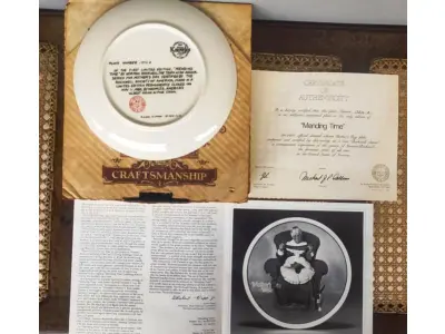 LOTE 322 - 01  PRATO DE COLECIONADOR PRIMEIRA EDIÇÃO LIMITADA DA NORMAN ROCKWELL CELEBRA O DIA DAS MÃES “ MENDING TIME”  “ EM PORTUGUES TEMPO DE CONSERTO" O PRATO DE CERÂMICA MULTICOLORIDO PRATO NUMERAO 17216 B APRESENTA UM DESIGN VINTAGE QUE EXPÕE A ARTE DA PRODUÇÃO DE CERÂMICA NO FINAL DO SÉCULO XX. O PRATO É PERFEITO PARA COLECIONADORES OU COMO UM PRESENTE ESPECIAL PARA ALGUÉM QUE APRECIA A CULTURA E A ARTE AMERICANAS. A TÉCNICA DE PRODUÇÃO DO PRATO É A CERÂMICA E ELE FOI FABRICADO NOS ESTADOS UNIDOS. COM SELAO DE ATUTENTICIDADE EM EXCELENTE ESTADO. O SUPORTE DO PRATO NÃO ESTÁ INCLUÍDO. PEÇA COMPRADA EM GARAGEM DE ANTIGUIDADES NOS EUA. COM CAIXA E CERTIFICADO DE AUTENTICIDADE ORIGINAL. SUPORTE PARA PRATO NÃO INCLUÍDO NESTA VENDA. (NO ESTADO) ATENÇÃO! FAZER A VISITAÇÃO ANTES DE ARREMATAR, NÃO SABEMOS SE FUNCIONA, LEILÃO NÃO TEM GARANTIA E NEM DEVOLUÇÃO, SUJEITO A POSSÍVEIS AVARIAS VISÍVEIS/OCULTAS E/OU AUSÊNCIA DE COMPONENTES.