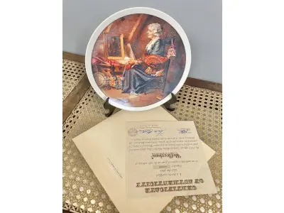 LOTE 118 - 01 PRATO DE NORMAN ROCKWELL EDIÇÃO LIMITADA "REFLEXÕES"PRATO OFICIAL DE EDIÇÃO LIMITADA DE 1979 PRATO DO DIA DAS MÃES ENDOSSADO COM CERTIFICADO COMO UM GENUÍNO CLÁSSICO ROCKWELL. FINA EDWIN M KNOWLES. COM CERTIFICADO DE AUTENTICIDADE, ESTE PRATO RETRATA “REFLEXÕES" E É FEITO NOS ESTADOS UNIDOS. PERFEITO PARA FÃS DA ICÔNICA OBRA DE ROCKWELL, ESTE PRATO DE COLECIONADOR É UM ITEM ESSENCIAL PARA QUALQUER COLEÇÃO. COM 21 CM DE DIÂMETRO ADICIONE ESTA PEÇA DESLUMBRANTE À SUA COLEÇÃO HOJE MESMO E ADMIRE OS DETALHES COMPLEXOS E AS BELAS CORES QUE FAZEM DESTE PRATO UMA OBRA DE ARTE. COM CERTIFICADO DE AUTENTICIDADE. ITEM COMPRADO E GARAGENS DE ANTIGUIDADES NOS EUA. SUPORTE PARA PRATO NÃO INCLUÍDO NESTA VENDA. (NO ESTADO) ATENÇÃO! FAZER A VISITAÇÃO ANTES DE ARREMATAR, NÃO SABEMOS SE FUNCIONA, LEILÃO NÃO TEM GARANTIA E NEM DEVOLUÇÃO, SUJEITO A POSSÍVEIS AVARIAS VISÍVEIS/OCULTAS E/OU AUSÊNCIA DE COMPONENTES.