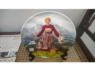 LOTE 285 - 01 BELO  PRATO DE COLECIONADOR É DA COLEÇÃO O SOM DE MUSSE "A NOVIÇA REBELDE", DE EDWIN M. KNOWLES, FABRICADO NA VIRGÍNIA OCIDENTAL EM 1986. PINTADO POR T. CRNKOVICH. POSSUI FORMATO REDONDO COM 21,5 CM DE DIÂMETRO. O DESIGN É INSPIRADO NO FILME MUSICAL "A NOVIÇA REBELDE" E É FEITO DE PORCELANA FINA. ESTE PRATO DE COLECIONADOR NUMERADO ESTÁ EM ÓTIMO ESTADO. NÃO VEJO DEFEITOS. O PRATO NÃO POSSUI EMBALAGEM OU DOCUMENTAÇÃO ORIGINAL. ESTRITAMENTE LIMITADO AS VENDAS UM PERÍODO DE QUEIMA  150 DIAS LOGO APÓS FOI FECHADO NÃO LANÇARAM MAIS . PLACA NÚMERO 2080F,NÚMERO BRADEX: 84-K41-18.1.PEÇA COMPRADA EM GARAGEM DE ANTIGUIDADES NOS EUA. SUPORTE PARA PRATO NÃO INCLUÍDO NESTA VENDA. (NO ESTADO) ATENÇÃO! FAZER A VISITAÇÃO ANTES DE ARREMATAR, NÃO SABEMOS SE FUNCIONA, LEILÃO NÃO TEM GARANTIA E NEM DEVOLUÇÃO, SUJEITO A POSSÍVEIS AVARIAS VISÍVEIS/OCULTAS E/OU AUSÊNCIA DE COMPONENTES.