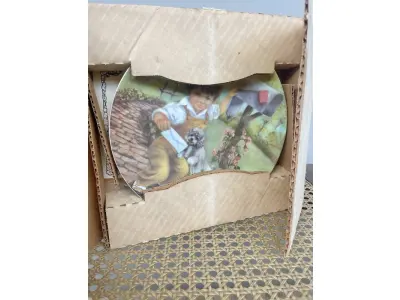 LOTE 278 - 01 PRATO DE COLECIONADOR SÉRIE PARECE QUE FOI ONTEM PLACA DE COLECIONADOR B0Y RUSTY MONEY APRESENTA UMA CENA COMOVENTE DE UM MENINO E SEU CACHORRO, COM O TEMA DE CORREIO, DA SÉRIE "IT'S GOT MY NAME ON IT" "EM PORTUGUES TEM MEU NOME NELE" DA RUSTY MONEY, 4ª EDIÇÃO. E FOI FABRICADO ENTRE 1980 E 1989. É PERFEITO PARA COLECIONADORES DE ITENS DECORATIVOS AMERICANOS, ESPECIALMENTE PARA AQUELES INTERESSADOS EM PRATOS DE COLECIONADOR. EMITIDO PELA RJ ERNST ENTERPRISES. ACOMPANHA O CERTIFICADO DE AUTENTICIDADE NA CAIXA ORIGINAL. COM 22 CM DE DIÂMETRO.PEÇA COMPRADA EM GARAGEM DE ANTIGUIDADES NOS EUA. SUPORTE PARA PRATO NÃO INCLUÍDO NESTA VENDA. (NO ESTADO) ATENÇÃO! FAZER A VISITAÇÃO ANTES DE ARREMATAR, NÃO SABEMOS SE FUNCIONA, LEILÃO NÃO TEM GARANTIA E NEM DEVOLUÇÃO, SUJEITO A POSSÍVEIS AVARIAS VISÍVEIS/OCULTAS E/OU AUSÊNCIA DE COMPONENTES.