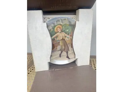 LOTE 275 - A NOVIÇA REBELDE (1949) - "I HAVE CONFIDENCE", 6ª PLACA COLECIONÁVEL DA SÉRIE DE PLACAS PARA COLECIONADORES EM HOMENAGEM A ESTE ADORADO MUSICAL. FEITO EM UMA EDIÇÃO ESTRITAMENTE LIMITADA A 150 DIAS DE QUEIMA NOS EUA. POR KNOWLES, O NOME MAIS ANTIGO DA AMÉRICA EM FINE PORCELANA CHINA ENDOSSADA PELOS ESPÓLIOS DE RICHARD RODGERS E OSCAR HAMMERSTEIN II. PINTADA EXCLUSIVAMENTE PARA ESTA EDIÇÃO LIMITADA POR T. CRNKOVICH E QUEIMADA EM PORCELANA FINA POR EDWIN M. KNOWLES. PLACA NÚMERO 14095 D, COM CERTIFICADO DE AUTENTICIDADE  E FOLHETOS DO MESMO  SEXTA GRAVURA DE A NOVIÇA REBELDE. ANO: 1987.NÚMERO BRADEX: 84-K41-18.6.ITEM COMPRADO EM GARAGEM DE ANTIGUIDADES NOS EUA. SUPORTE PARA PRATO NÃO INCLUÍDO NESTA VENDA. (NO ESTADO) ATENÇÃO! FAZER A VISITAÇÃO ANTES DE ARREMATAR, NÃO SABEMOS SE FUNCIONA, LEILÃO NÃO TEM GARANTIA E NEM DEVOLUÇÃO, SUJEITO A POSSÍVEIS AVARIAS VISÍVEIS/OCULTAS E/OU AUSÊNCIA DE COMPONENTES.