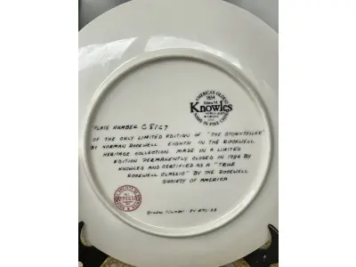 LOTE 167 - 01 PRATO VINTAGE NORMAN ROCKWELL DE 1984. INTITULA-SE "THE STORYTELLER" (O CONTADOR DE HISTÓRIAS). É FEITO EM PORCELANA FINA KNOWLES. É O OITAVO DA COLEÇÃO ROCKWELL HERITAGE. FABRICADO EM EDIÇÃO LIMITADA, PERMANENTEMENTE FECHADO EM 1984 PELA KNOWLES E CERTIFICADO COMO UM "VERDADEIRO CLÁSSICO ROCKWELL" PELA ROCKWELL SOCIETY OF AMERICA. É MARCADO COM O NÚMERO BRADEX 84-R70-3.8. É MARCADO COM O NÚMERO DE PLACA C 8167O.SUPORTE DO PRATO NÃO ESTÁ INCLUÍDO. ITEM COMPRADO EM GARAGENS DE ANTIGUIDADES NOS EUA. (NO ESTADO) ATENÇÃO! FAZER A VISITAÇÃO ANTES DE ARREMATAR, NÃO SABEMOS SE FUNCIONA, LEILÃO NÃO TEM GARANTIA E NEM DEVOLUÇÃO, SUJEITO A POSSÍVEIS AVARIAS VISÍVEIS/OCULTAS E/OU AUSÊNCIA DE COMPONENTES.