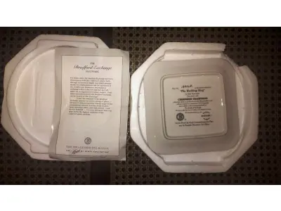 LOTE 114 - 01 PRATO DE COLEÇÃO DA COLCHA CHERISHED TRADITIONS THE WEDDING RING "ALIANÇA DE CASAMENTO" MARY ANN LASHER 1º DA SÉRIE COM 17,5 CM DE DIÂMETRO,EDIÇÃO LIMITADA, DESENHADO POR MARY ANN LASHER. UMA ALEGRE ALIANÇA DUPLA ENVOLVE UM BUQUÊ COLORIDO DE FLORES NESTE DESIGN DE PORCELANA. UMA EDIÇÃO ESTRITAMENTE LIMITADA A 150 DIAS DE QUEIMA NOS EUA. ITEM FOI ENCONTRADO EM UM ARMÁRIO DURANTE A VENDA DE UMA PROPRIEDADE NOS EUA APÓS MUITOS ANOS GUARDADOS.  CAIXA “ORIGINAL E COM CERTIFICADO DE AUTENTICIDADE,SUPORTE PARA PRATO NÃO INCLUÍDO NESTA VENDA. (NO ESTADO) ATENÇÃO! FAZER A VISITAÇÃO ANTES DE ARREMATAR, NÃO SABEMOS SE FUNCIONA, LEILÃO NÃO TEM GARANTIA E NEM DEVOLUÇÃO, SUJEITO A POSSÍVEIS AVARIAS VISÍVEIS/OCULTAS E/OU AUSÊNCIA DE COMPONENTES.