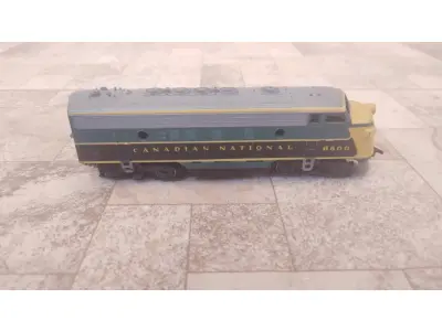 01 LOCOMOTIVA A DIESEL ATHEARN HO-GAUGE CANADIAN NATIONAL EMD F7. ITEM COMPRADO EM GARAGENS DE ANTIGUIDADES NOS EUA. (NO ESTADO) ATENÇÃO! FAZER A VISITAÇÃO ANTES DE ARREMATAR, NÃO SABEMOS SE FUNCIONA, LEILÃO NÃO TEM GARANTIA E NEM DEVOLUÇÃO, SUJEITO A POSSÍVEIS AVARIAS VISÍVEIS/OCULTAS E/OU AUSÊNCIA DE COMPONENTES.