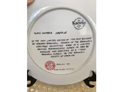 LOTE 177 - 01 PRATO DE COLECIONADOR  "O CONSTRUTOR DE NAVIOS "THE SHIP BUILDER " DA ROYAL EATON NORMAN ROCKWELL, PRATO NUMERADO 11387 A PRATO NORMAN ROCKWELL DE 1980 "O CONSTRUTOR DE NAVIOS. EDIÇÃO LIMITADA  COM 21,5 CM DE DIÂMETRO, MULTICOLORIDO, COM DETALHES EM OURO 22 QUILATES. REPRESENTA UM VELHO E UM MENINO COM SEU CACHORRO OLHANDO PARA O MAR. SUPORTE DO PRATO NÃO ESTÁ INCLUÍDO. ITEM COMPRADO EM GARAGENS DE ANTIGUIDADES NOS EUA. (NO ESTADO) ATENÇÃO! FAZER A VISITAÇÃO ANTES DE ARREMATAR, NÃO SABEMOS SE FUNCIONA, LEILÃO NÃO TEM GARANTIA E NEM DEVOLUÇÃO, SUJEITO A POSSÍVEIS AVARIAS VISÍVEIS/OCULTAS E/OU AUSÊNCIA DE COMPONENTES.
