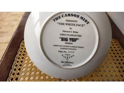 LOTE 327 - 01 PRATO DE EDWARD J. ROHN CASA DA MOEDA DE CARSON "WHITE-FALDED CLOWN" DA CARSON MINT. PRIMEIRO PRATO DA SÉRIE "BIG TOP", EM PORTUGUES "A ROSTO BRANCO".1981, COM DIÂMETRO DE 21,5 CM, PERFEITO, COM CAIXA ORIGINAL E CERTIFICADO DE AUTENTICIDADE VENDAS DESSE PRATO DOI DE APENAS 60 DIAS NOS EUA E LOGO EM SEGUIDA FECHADA AS VENAS ITEM RARO.PEÇA COMPRADA EM GARAGEM DE ANTIGUIDADES NOS EUA. “SUPORTE PARA PRATO NÃO INCLUÍDO NESTA VENDA.” . (NO ESTADO) ATENÇÃO! FAZER A VISITAÇÃO ANTES DE ARREMATAR, NÃO SABEMOS SE FUNCIONA, LEILÃO NÃO TEM GARANTIA E NEM DEVOLUÇÃO, SUJEITO A POSSÍVEIS AVARIAS VISÍVEIS/OCULTAS E/OU AUSÊNCIA DE COMPONENTES.