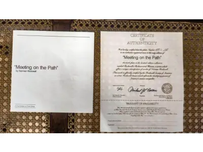 LOTE 149 - 01 RARO PRATO DE COLECIONADOR KNOWLES MINT DE 1983. COM 21,5 CM DE CUMPRIMENTO EDIÇÃO LIMITADA DA COLEÇÃO NORMAN ROCKWELL."MEETING ON THE PATH" "ENCONTRO NO CAMINHO", D, ROCKWELL SOCIETY NO VERSO DA PLACA. COM CERTIFICADO DE AUTENTICIDADE, EMBALAGEM ORIGINAL. LIMITADO A 100 DIAS DE PRODUÇÃO. ITEM COMPRADO EM GARAGENS DE ANTIGUIDADES NOS EUA.SUPORTE PARA PRATO NÃO INCLUÍDO NESTA VENDA. (NO ESTADO) ATENÇÃO! FAZER A VISITAÇÃO ANTES DE ARREMATAR, NÃO SABEMOS SE FUNCIONA, LEILÃO NÃO TEM GARANTIA E NEM DEVOLUÇÃO, SUJEITO A POSSÍVEIS AVARIAS VISÍVEIS/OCULTAS E/OU AUSÊNCIA DE COMPONENTES.