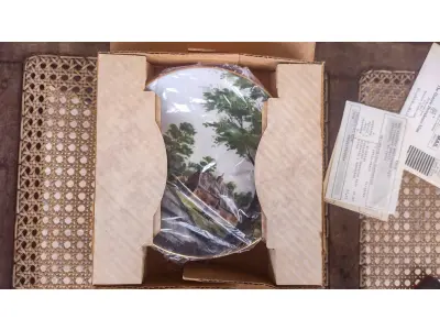 LOTE 181 - 01 RARO PRATO PORCELANA FRANCISCANA DA HISTORIC PROVIDENCE MINT WORLD PREMIER FIRST EDITION, DE 1983, DA SÉRIE THE VANISHING AMERICAN BARN, DA HARRIS HIEN, A SEGUNDA EDIÇÃO DA SÉRIE, INTITULADA "THE LOG BARN", NEW "ENGLAND BARN". O PRATO APRESENTA UMA REPRESENTAÇÃO ÚNICA, DETALHADA E COLORIDA DE UM TIPO DE CELEIRO AMERICANO, SITUADO EM UM CENÁRIO DE FAZENDA DE DIFERENTES REGIÕES DO PAÍS, COM DETALHES DOURADOS NA BORDA. ESTAMPADAS NA PARTE INFERIOR COM O NOME DA SÉRIE, TÍTULO, ASSINATURA IMPRESSA DO ARTISTA E A MARCA THE HISTORIC PROVIDENCE MINT, E MEDEM APROXIMADAMENTE 21,8 CM DE DIÂMETRO. EM EXCELENTE ESTADO, POSSUI A CAIXA ORIGINAL E OS DOCUMENTOS.O SUPORTE DO PRATO NÃO ESTÁ INCLUÍDO. (NO ESTADO) ATENÇÃO! FAZER A VISITAÇÃO ANTES DE ARREMATAR, NÃO SABEMOS SE FUNCIONA, LEILÃO NÃO TEM GARANTIA E NEM DEVOLUÇÃO, SUJEITO A POSSÍVEIS AVARIAS VISÍVEIS/OCULTAS E/OU AUSÊNCIA DE COMPONENTES.