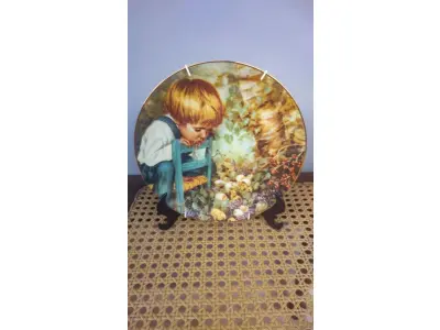 01 LINDO PRATO COLECIONÁVEL NANCY TURNER "MICHAEL'S MIRACLE" EDIÇÃO LIMITADA STRATFORD Nº 5921, ÓTIMO PARA COLEÇÃO. EDIÇÃO LIMITADA, ALTAMENTE COLECIONÁVEL E NUMERADA. EXCELENTE ESTADO DE CONSERVAÇÃO. ESTE PRATO VINTAGE "MILAGROSO DE MICHAEL" É DA SÉRIE INFANTIL DA ARTISTA NANCY TURNER, FEITO EM 1982. É O PRIMEIRO PRATO DA SÉRIE. ACOMPANHA CERTIFICADO, CAIXA ORIGINAL E DOCUMENTAÇÃO. É UMA PRIMEIRA EDIÇÃO COM O NÚMERO 5921. O PRATO TEM 21,8 CM DE DIÂMETRO. O PRATO FOI FEITO PELA STRATFORD LTD, PORCELANA FINA.  ITEM COMPRADO EM GARAGENS DE ANTIGUIDADES NOS EUA. SUPORTE PARA PRATO NÃO INCLUÍDO NESTA VENDA. (NO ESTADO) ATENÇÃO! FAZER A VISITAÇÃO ANTES DE ARREMATAR, NÃO SABEMOS SE FUNCIONA, LEILÃO NÃO TEM GARANTIA E NEM DEVOLUÇÃO, SUJEITO A POSSÍVEIS AVARIAS VISÍVEIS/OCULTAS E/OU AUSÊNCIA DE COMPONENTES.