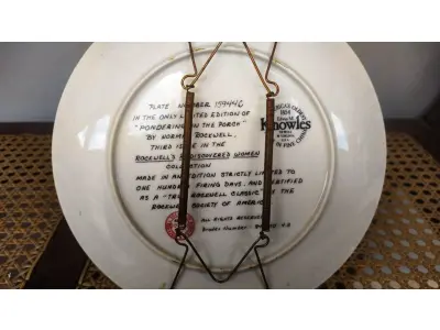 01 PRATO DE NORMAN ROCKWELL EDIÇÃO LIMITADA "A 100 DIAS DE QUEIMA DE ESTOQUE" DA SÉRIE MULHERES REDESCOBERTAS, "PONDERING ON THE PORCH"3º PRATO DA SÉRIE MULHERES REDESCOBERTAS,21,5 CM DE DIÂMETRO, BRADEX Nº 84-R70-4.3 1981.PRATO DE NUMERO 15944C.COM NOTA FIDCAL DE COMPRA DATADA EM 31/08/1982 E COM TODOS FOLHETOS E CAIXA DA EPOCA  EDWIN M. KNOWLES CHINA COMPANY UM GENUÍNO CLÁSSICO ROCKWELL. FINA EDWIN M KNOWLES. COM CERTIFICADO DE AUTENTICIDADE, FEITO NOS ESTADOS UNIDOS. PERFEITO PARA FÃS DA ICÔNICA OBRA DE ROCKWELL, ESTE PRATO DE COLECIONADOR É UM ITEM ESSENCIAL PARA QUALQUER COLEÇÃO. ADICIONE ESTA PEÇA DESLUMBRANTE À SUA COLEÇÃO HOJE MESMO E ADMIRE OS DETALHES COMPLEXOS E AS BELAS CORES QUE FAZEM DESTE PRATO UMA OBRA DE ARTE. COM CERTIFICADO DE AUTENTICIDADE. ITEM COMPRADO E GARAGENS DE ANTIGUIDADES NOS EUA.SUPORTE PARA PRATO NÃO INCLUÍDO NESTA VENDA. (NO ESTADO) ATENÇÃO! FAZER A VISITAÇÃO ANTES DE ARREMATAR, NÃO SABEMOS SE FUNCIONA, LEILÃO NÃO TEM GARANTIA E NEM DEVOLUÇÃO, SUJEITO A POSSÍVEIS AVARIAS VISÍVEIS/OCULTAS E/OU AUSÊNCIA DE COMPONENTES.