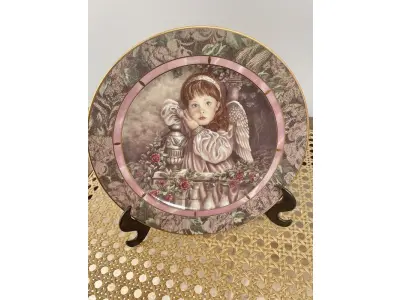 01PRATO IMPECÁVEL E RARO IMPECÁVEL GARDENS OF INNOCENCE DONNA RICHARDSON HOPE É A EDIÇÃO 1 DA SÉRIE DE 8 PLACAS PARA COLECIONADORES, GARDEN OF INNOCENCE, DE DONNA RICHARDSON PARA A BRADFORD EXCHANGE DE 1993. ESTA SÉRIE, GARDEN OF INNOCENCE, REÚNE CRIANÇAS ANGELICAIS EM UM CENÁRIO DE JARDIM ONÍRICO. CADA PLACA POSSUI UMA BORDA TRIPLA DE TAPEÇARIA E DESIGN EM ÔNIX. PEÇA VINTAGE COLACIONÁVEL 2ª EDIÇÃO BRADFORD EXCHANGE. SAFRA 1993. EDIÇÃO LIMITADA. PLACA NUMERADA. .COM 20 CM DE DIÂMETRO COM UMA FAIXA EM OURO 22K, HOPE TEM DURAÇÃO LIMITADA A 95 DIAS DE QUEIMA DE ESTOQUE E LOGO FOI FECHADA A FABRICAÇÃO DA MESMA. NA EMBALAGEM ORIGINAL DE ISOPOR COM CERTIFICADO E FOLHETO DA ÉPOCA. (NO ESTADO) ATENÇÃO! FAZER A VISITAÇÃO ANTES DE ARREMATAR, NÃO SABEMOS SE FUNCIONA, LEILÃO NÃO TEM GARANTIA E NEM DEVOLUÇÃO, SUJEITO A POSSÍVEIS AVARIAS VISÍVEIS/OCULTAS E/OU AUSÊNCIA DE COMPONENTES.