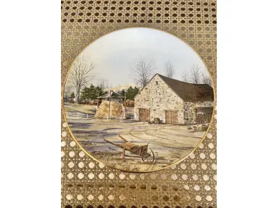 LOTE 287 - 01 RARO PRATO PORCELANA FRANCISCANA DA HISTORIC PROVIDENCE MINT WORLD PREMIER FIRST EDITION, DE 1983, DA SÉRIE THE VANISHING AMERICAN BARN, DA HARRIS HIEN, A SEGUNDA EDIÇÃO DA SÉRIE, INTITULADA "BUCKS COUNTY BARN". O PRATO APRESENTA UMA REPRESENTAÇÃO ÚNICA, DETALHADA E COLORIDA DE UM TIPO DE CELEIRO AMERICANO, SITUADO EM UM CENÁRIO DE FAZENDA DE DIFERENTES REGIÕES DO PAÍS, COM DETALHES DOURADOS NA BORDA. ESTAMPADAS NA PARTE INFERIOR COM O NOME DA SÉRIE, TÍTULO, ASSINATURA IMPRESSA DO ARTISTA E A MARCA THE HISTORIC PROVIDENCE MINT, E MEDEM APROXIMADAMENTE 21,8 CM DE DIÂMETRO. EM EXCELENTE ESTADO, POSSUI A CAIXA ORIGINAL E OS DOCUMENTOS. O SUPORTE DO PRATO NÃO ESTÁ INCLUÍDO. PEÇA COMPRADA EM GARAGEM DE ANTIGUIDADES NOS EUA. (NO ESTADO) ATENÇÃO! FAZER A VISITAÇÃO ANTES DE ARREMATAR, NÃO SABEMOS SE FUNCIONA, LEILÃO NÃO TEM GARANTIA E NEM DEVOLUÇÃO, SUJEITO A POSSÍVEIS AVARIAS VISÍVEIS/OCULTAS E/OU AUSÊNCIA DE COMPONENTES.