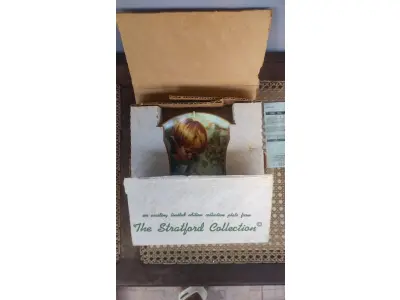 LOTE 153 - 01 LINDO PRATO COLECIONÁVEL NANCY TURNER "MICHAEL'S MIRACLE" EDIÇÃO LIMITADA STRATFORD Nº 5921, ÓTIMO PARA COLEÇÃO. EDIÇÃO LIMITADA, ALTAMENTE COLECIONÁVEL E NUMERADA. EXCELENTE ESTADO DE CONSERVAÇÃO. ESTE PRATO VINTAGE "MILAGROSO DE MICHAEL" É DA SÉRIE INFANTIL DA ARTISTA NANCY TURNER, FEITO EM 1982. É O PRIMEIRO PRATO DA SÉRIE. ACOMPANHA CERTIFICADO, CAIXA ORIGINAL E DOCUMENTAÇÃO. É UMA PRIMEIRA EDIÇÃO COM O NÚMERO 5921. O PRATO TEM 21,8 CM DE DIÂMETRO. O PRATO FOI FEITO PELA STRATFORD LTD, PORCELANA FINA.  ITEM COMPRADO EM GARAGENS DE ANTIGUIDADES NOS EUA. SUPORTE PARA PRATO NÃO INCLUÍDO NESTA VENDA. (NO ESTADO) ATENÇÃO! FAZER A VISITAÇÃO ANTES DE ARREMATAR, NÃO SABEMOS SE FUNCIONA, LEILÃO NÃO TEM GARANTIA E NEM DEVOLUÇÃO, SUJEITO A POSSÍVEIS AVARIAS VISÍVEIS/OCULTAS E/OU AUSÊNCIA DE COMPONENTES.