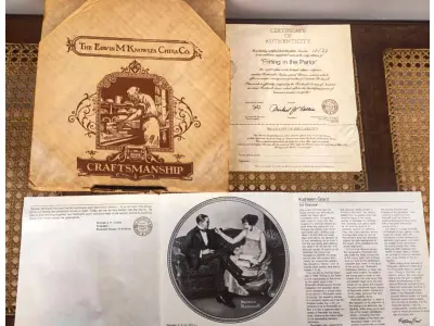 LOTE 323 - 01 LINDO PRATO VINTAGE NORMAN ROCKWELL,NORMAN ROCKWELL, "FLIRTING IN THE PARLOUR" MULHERES REDESCOBERTAS,POR NORMAN ROCKWELL,OITAVA EDIÇÃO DA COLEÇÃO REDISCOVERED WOMEN DA ROCKWELL, 1983 NA CAIXA ORIGINAL COM CERTIFICADO DE AUTENTICIDADE,FOLHETOS E DOCUMENTOS DA ÉPOCA. NÚMERO DO PRATO 1443I DE EDWIN KNOWLES NÚMERO BREITAX 84- R70 4-8. COM 21,5 CM DE DIÂMETRO, COMPRADO E, 23/07/1983. O SUPORTE DO PRATO NÃO ESTÁ INCLUÍDO. PEÇA COMPRADA EM GARAGEM DE ANTIGUIDADES NOS EUA. COM CAIXA E CERTIFICADO DE AUTENTICIDADE ORIGINAL. SUPORTE PARA PRATO NÃO INCLUÍDO NESTA VENDA. (NO ESTADO) ATENÇÃO! FAZER A VISITAÇÃO ANTES DE ARREMATAR, NÃO SABEMOS SE FUNCIONA, LEILÃO NÃO TEM GARANTIA E NEM DEVOLUÇÃO, SUJEITO A POSSÍVEIS AVARIAS VISÍVEIS/OCULTAS E/OU AUSÊNCIA DE COMPONENTES.