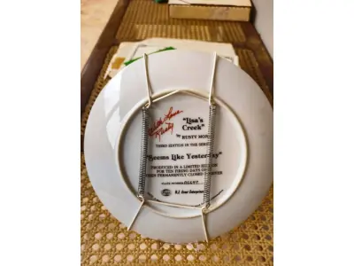 LOTE 330 - 01 PRATO DE COLECIONADOR SÉRIE PARECE QUE FOI ONTEM"SEEMS LIKE YESTERDAY" "EM PORTUGUES PARECE QUE FOI ONTEM""MY MAGIC HAT"MEU CHAPÉU MÁGICO" PRODUZIDA EM EDIÇÃO LIMITADA POR APENAS 10 DIAS DE DISTRIBUIÇÃO E LOGO FECHADO PARA SEMPRE. PRATO DE NUMERO 6649 .PLACA DE COLECIONADOR B0Y RUSTY MONEY LANÇADAS EM 01/11/1982. APRESENTA UMA CENA IT"DA RUSTY MONEY, 3ª EDIÇÃO. E FOI FABRICADO ENTRE 1980 E 1989. É PERFEITO PARA COLECIONADORES DE ITENS DECORATIVOS AMERICANOS, ESPECIALMENTE PARA AQUELES INTERESSADOS EM PRATOS DE COLECIONADOR. EMITIDO PELA RJ ERNST ENTERPRISES. ACOMPANHA O CERTIFICADO DE AUTENTICIDADE NA CAIXA ORIGINAL. COM 22 CM DE DIÂMETRO. PEÇA COMPRADA EM GARAGEM DE ANTIGUIDADES NOS EUA. “SUPORTE PARA PRATO NÃO INCLUÍDO NESTA VENDA.” . (NO ESTADO) ATENÇÃO! FAZER A VISITAÇÃO ANTES DE ARREMATAR, NÃO SABEMOS SE FUNCIONA, LEILÃO NÃO TEM GARANTIA E NEM DEVOLUÇÃO, SUJEITO A POSSÍVEIS AVARIAS VISÍVEIS/OCULTAS E/OU AUSÊNCIA DE COMPONENTES.